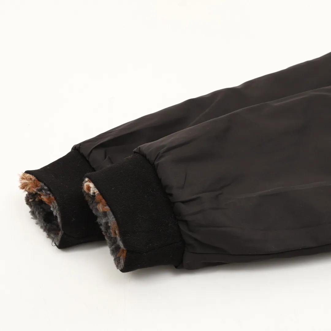 🅿️570 Louis Vuitton & Nigo floral double-sided fleece sherpa jacket. The original version was purchased for 22,200. It is made of 3D three-dimensional lamb wool. The light brown color of the custom-woven nylon fabric is ordered and dyed according to the original version. It is comfortable to wear and doubles the thermal performance. The lapel stand-up collar has a two-wear zipper design, which is easy to put on and take off to change the style at will. One side is plush, soft and fashionable, and the gray and black base is embellished with round textures in autumn and winter colors, showing a natural moss-like atmosphere, which enhances the style of the outfit. The other side is smooth and cotton-covered, which has a better effect of keeping warm and cold in autumn and winter. With the leather label pattern, it gives a relaxed feeling when wearing it on the street. Unisex Size: XS-L